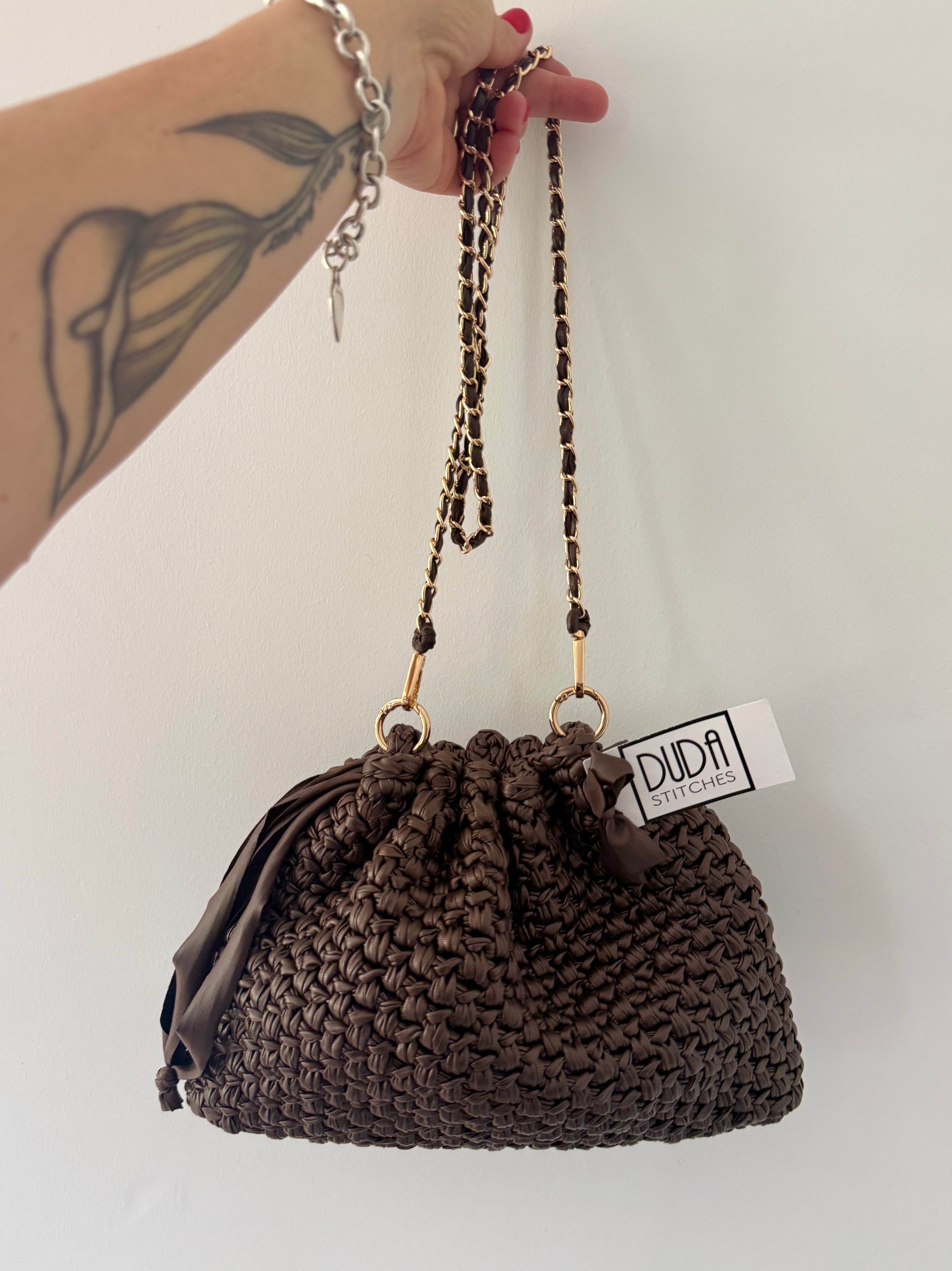 DUDINA bag large in ecopelle marrone con catena lavorata