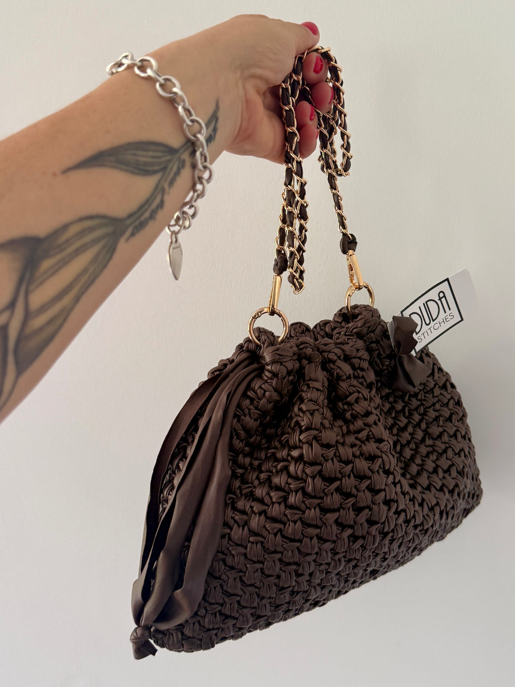 DUDINA bag large in ecopelle marrone con catena lavorata