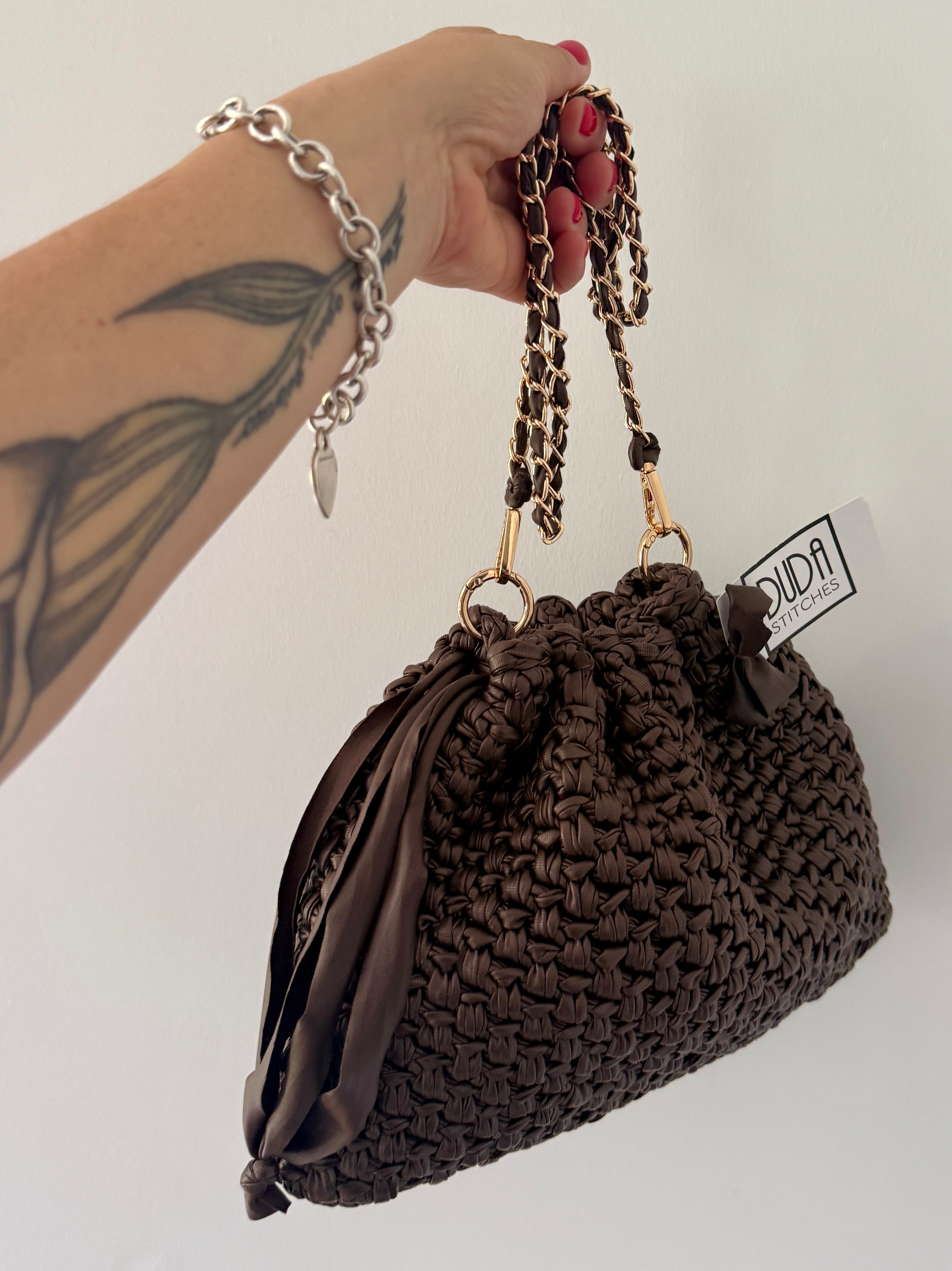 DUDINA bag large in ecopelle marrone con catena lavorata
