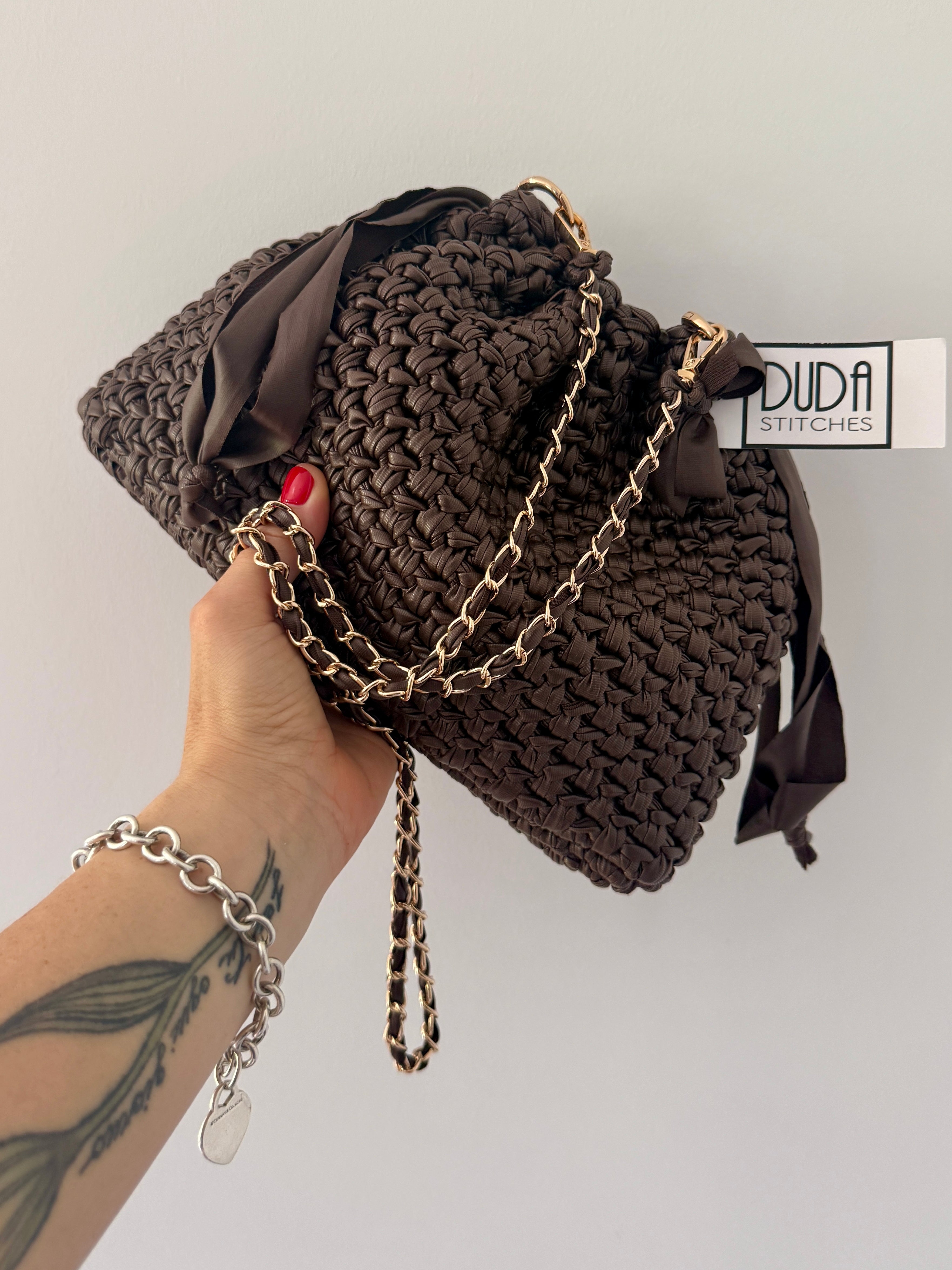 DUDINA bag large in ecopelle marrone con catena lavorata