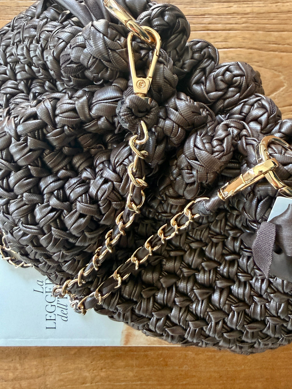 DUDINA bag large in ecopelle marrone con catena lavorata