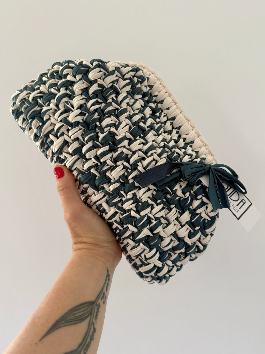 NOCCIOLA pochette in ecopelle melange bianco//petrolio senza manico