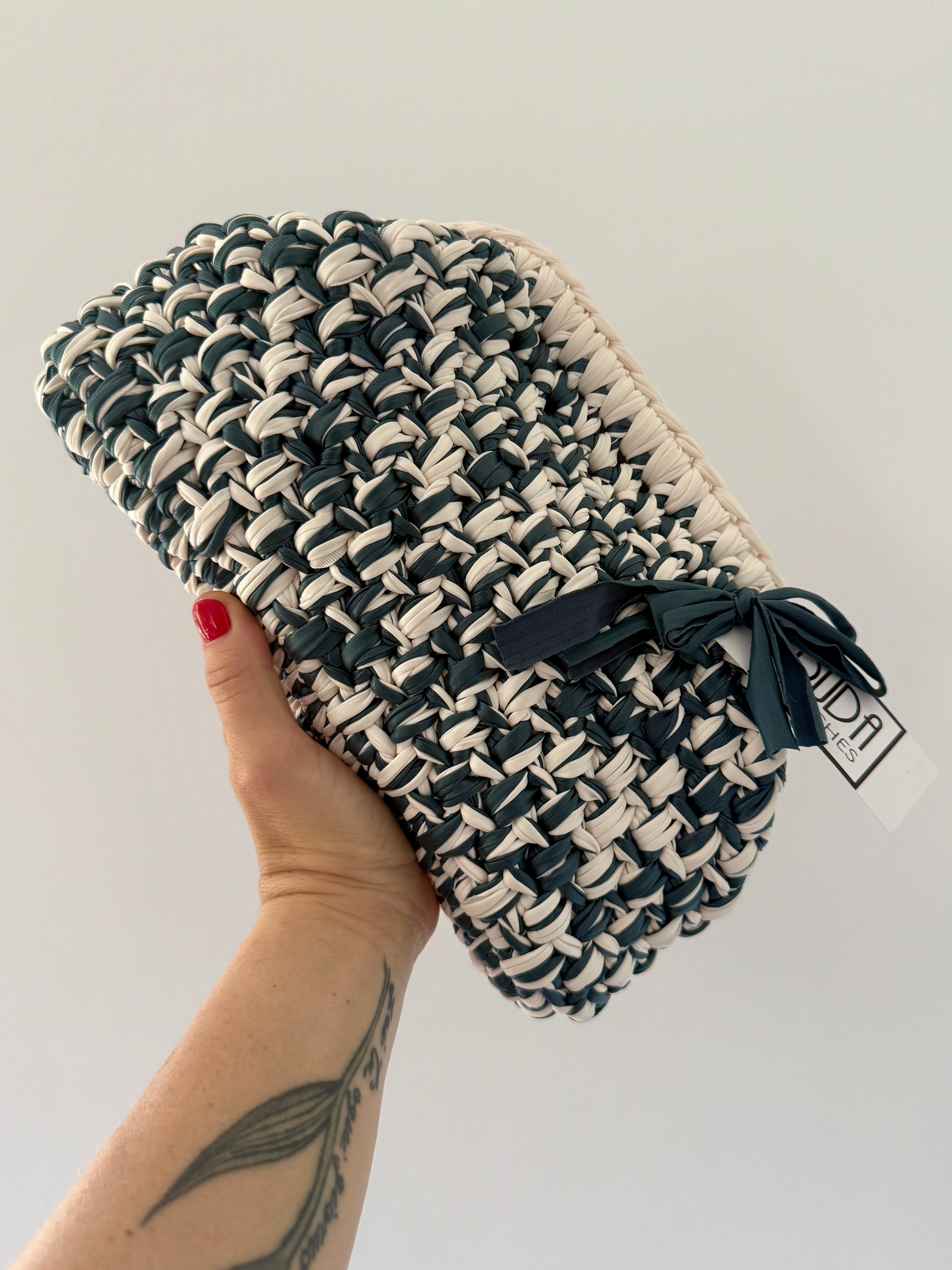 NOCCIOLA pochette in ecopelle melange bianco//petrolio senza manico
