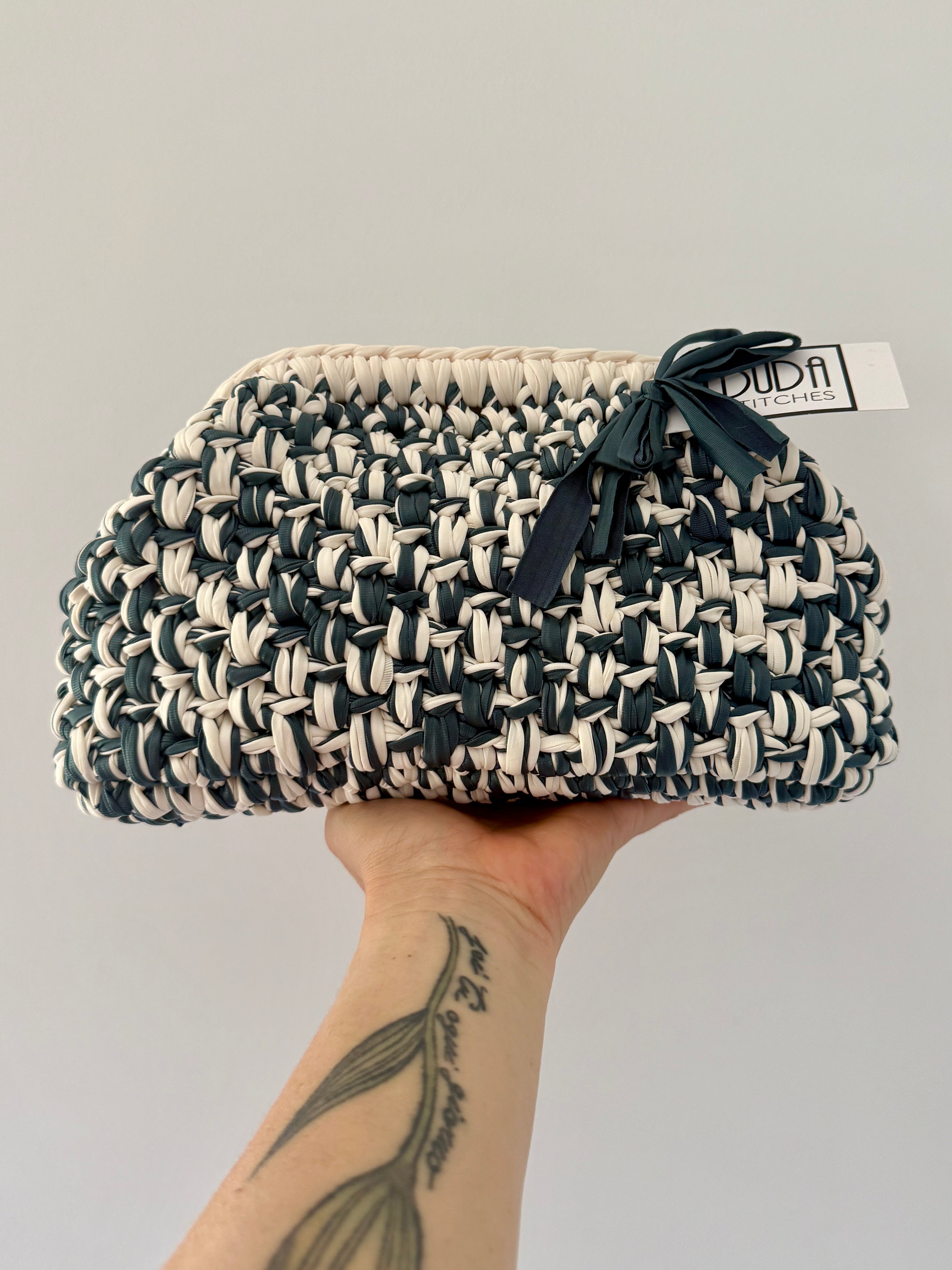 NOCCIOLA pochette in ecopelle melange bianco//petrolio senza manico