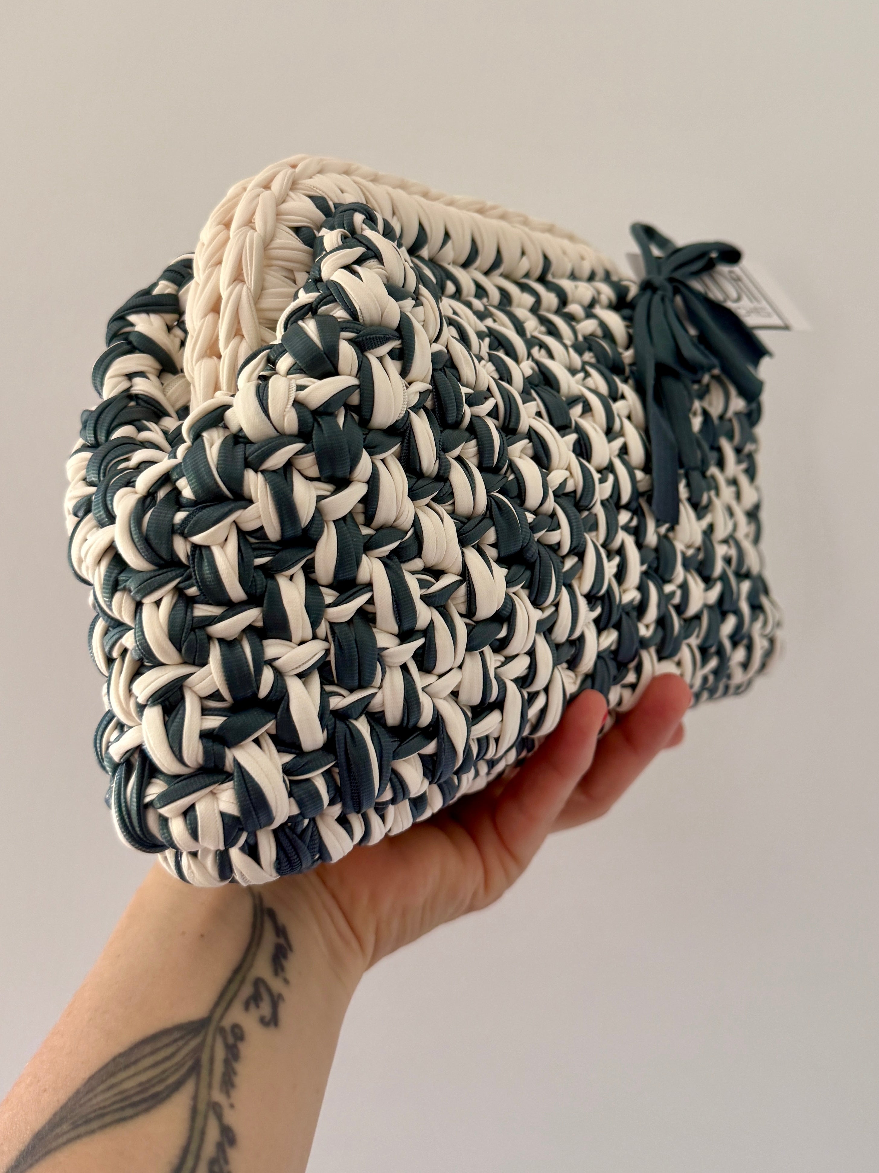 NOCCIOLA pochette in ecopelle melange bianco//petrolio senza manico